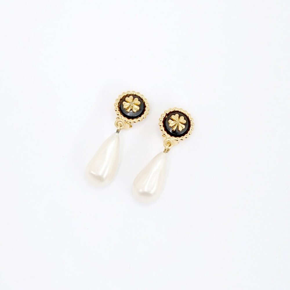 CHANEL Pearl Drop Clover Clip-On Earrings Gold Tone Auth w/Box #3165 - Picture 3 of 6